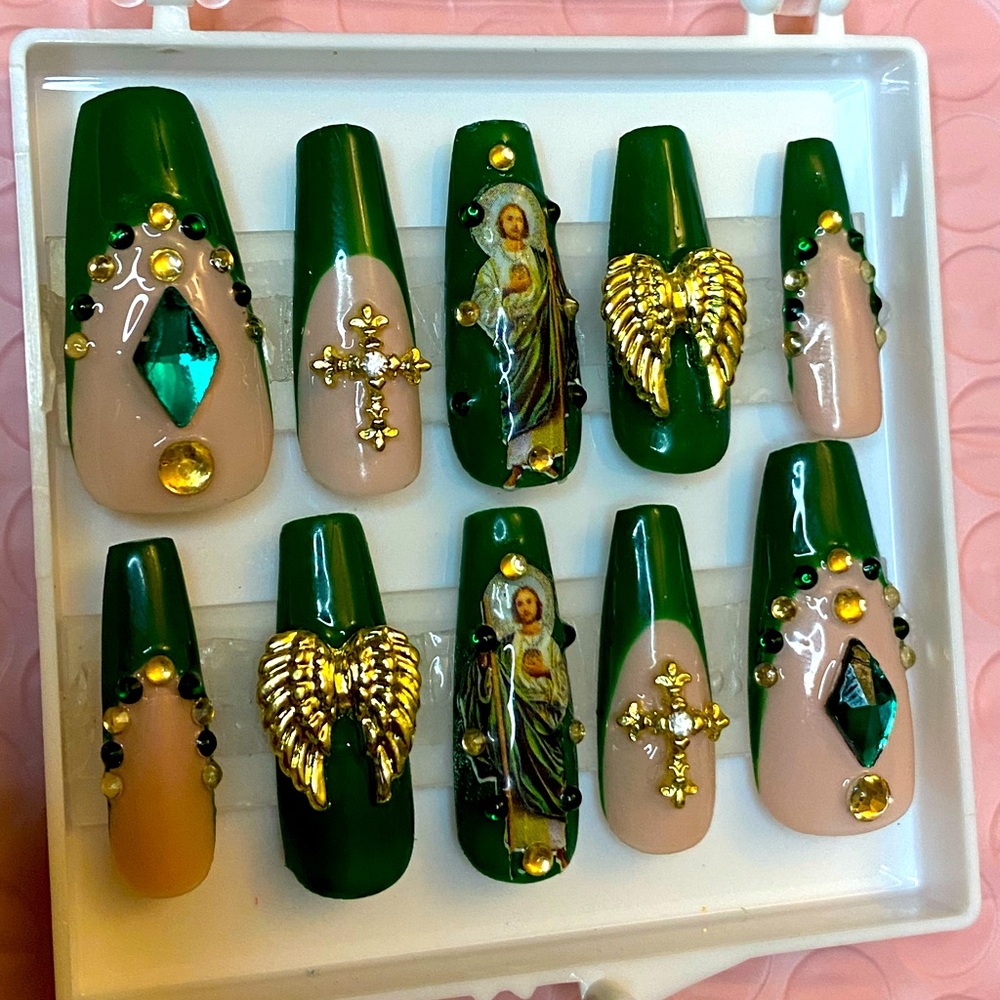 Press on nail set handmade by me 🥰